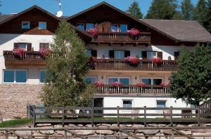 una casa con flores en sus balcones en Reiterhof Edelweiss, en San Genesio Atesino