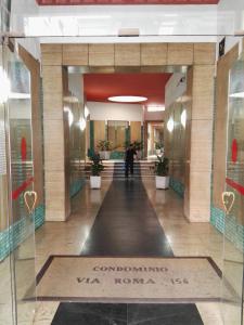 a hallway of a building with a sign that reads coordinatingvia va hova at The Boutique Napoli Suite in Naples