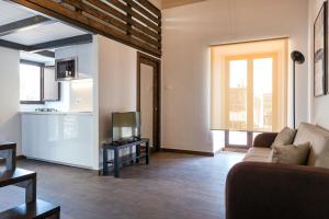 Alcalà Living Apartments tesisinde bir oturma alanı