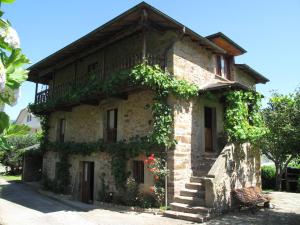 an old stone house with ivy on it at Casa Sergio in Brieves