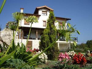 una casa grande con flores delante en Posada Valle de Güemes, en Güemes