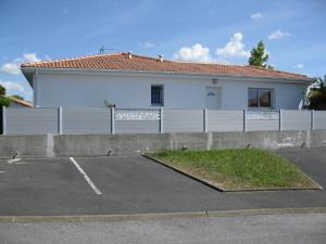タルノスにあるMaison entre côte basque et côte Landaiseの白い家