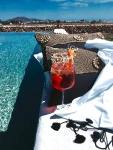 una bebida sentada en una mesa junto al agua en Il Baglio sull'Acqua en Favignana