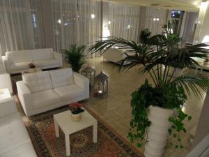 Posezení v ubytování Hotel Monaco - parcheggio incluso e piscina - min 2 gg