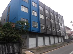 un bâtiment bleu sur le côté d'une rue dans l'établissement Hotel de Carvalho, à Florianópolis