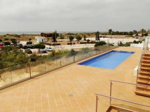 a swimming pool on a roof of a building at Pérola do Oceano in Manta Rota