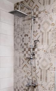 A bathroom at Riaki Apts