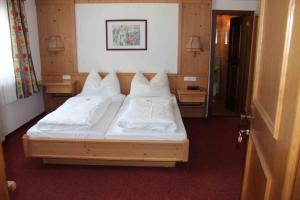Un pat sau paturi într-o cameră la Unterhagmooshof