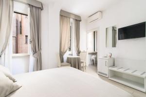 ローマにあるLe Suite dei Mercantiの白いベッドルーム(ベッド1台、デスク付)