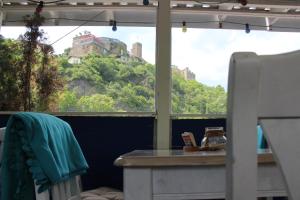Η κουζίνα ή μικρή κουζίνα στο Musikalische Ferienwohnung mit Rheinblick +17 φωτογραφίες