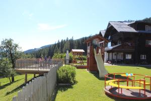 un parque infantil frente a una casa con tobogán en Unterhagmooshof, en Radstadt