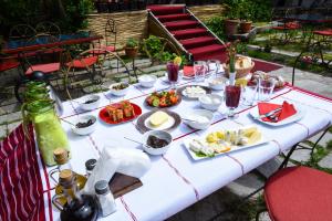 una mesa con comida y bebidas. en Hotel Tradita, en Shkodër