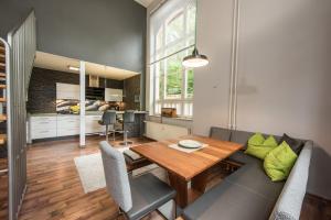 a living room with a table and a dining room at Loftwohnung mit Sauna - Natur und Kultur in Eisenach erleben und genießen in Eisenach