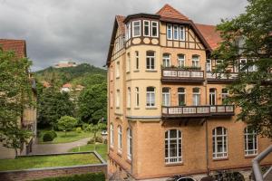 アイゼナハにあるLoftwohnung mit Sauna - Natur und Kultur in Eisenach erleben und genießenのバルコニー付きの高いレンガ造りの建物