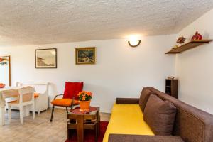 salon z kanapą i stołem w obiekcie apartman SONJA w mieście Risika