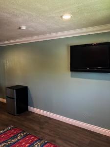 a room with a flat screen tv on a wall at Highland Park Motel in Los Angeles +7 photos