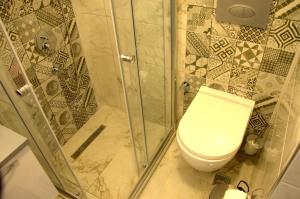 a bathroom with a shower and a toilet at KonukEvim Meşrutiyet in Ankara