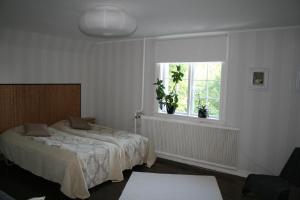 a bedroom with a bed and a window at Villa Gräsdalen in Karlstad