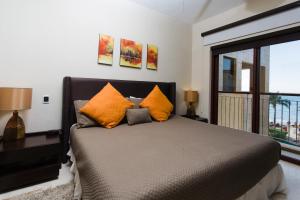 Una cama o camas en una habitación de Oceanfront el Faro Surf 302 21 fotos más