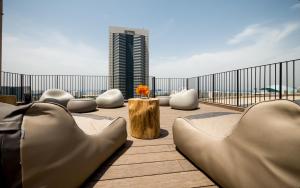 فندق أعمال لا كابيلا البوتيكي في حيفا: شرفة مع كراسي ومبنى في الخلفية