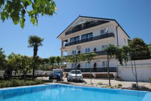 Πισίνα στο ή κοντά στο Apartments and Rooms Bozena