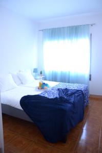 1 dormitorio con cama y ventana grande en Porto Smart Apartments- airport en Perafita