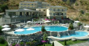 una vista aérea de un complejo con piscina en Limneon Resort & Spa, en Kastoria
