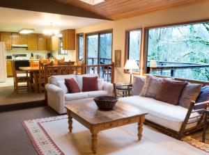 un soggiorno con divano e tavolo di The River House a Rogue River