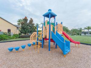 Paradise Palms 8952 في كيسيمي: ملعب مع زحليقة في حديقة