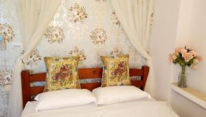 羅東鎮的住宿－維多利亞民宿 ，一间卧室配有一张带两个枕头的床