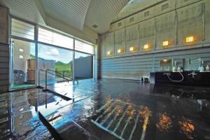 高崎市にある榛名湖温泉　ゆうすげの大きなお部屋で、建物内に水のプールがあります。