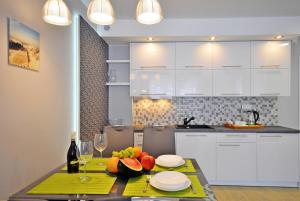 Kuchyň nebo kuchyňský kout v ubytování Grey & Green Apartments