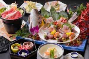 una tavola con piatti di cibo su un tavolo di Shinpachiya a Toba