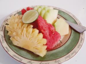 einen Teller mit Obst und Gemüse darauf in der Unterkunft The Akah Cottage in Nusa Lembongan