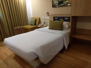Voodi või voodid majutusasutuse Lemon Tree Hotel, Udyog Vihar, Gurugram toas