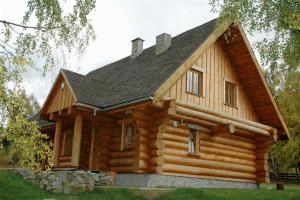 una cabaña de madera con techo de gambrel en Sosnowa Chata, en Jelenia Góra-Jagniątków