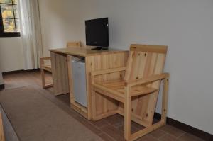 Pokój z biurkiem, telewizorem i krzesłem w obiekcie Hotel Marub w mieście Rubik