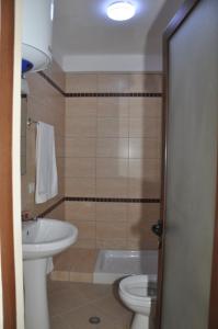 uma casa de banho com um lavatório e um WC em Hotel Marub em Rubik