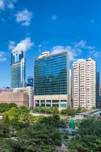 een uitzicht op de skyline van de stad met hoge gebouwen bij Hilton Garden Inn Hong Kong Mongkok in Hong Kong