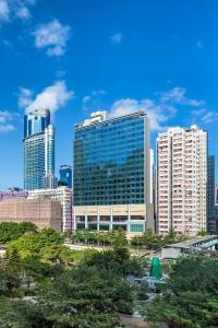 vista su uno skyline della città con edifici alti di Hilton Garden Inn Hong Kong Mongkok a Hong Kong