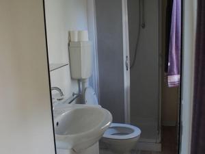 een badkamer met een wit toilet en een wastafel bij Camping Internazionale Di Castelfusano in Lido di Ostia