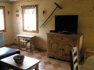 TV a/nebo společenská místnost v ubytování Chalet Biazot