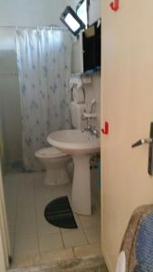 ガリポリにあるViale Bari Apartmentのバスルーム(白いトイレ、シンク付)