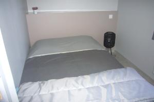 een klein bed in een kleine kamer met aermottermott bij Le Petit Mas du Vigné in Saint-Pargoire