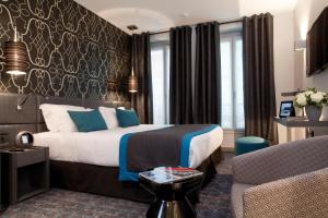 una camera d'albergo con un letto e un divano di Le Grey Hotel a Parigi
