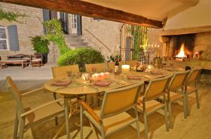 Robion en LuberonにあるFerme St Rochの木製テーブル(椅子、キャンドル付)