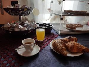 Jídlo v hotelu nebo okolí + 28 fotografií