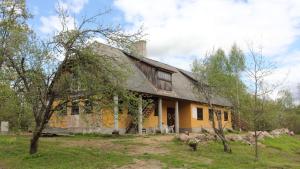 an old house with a yellow at Hommik House in Otepää