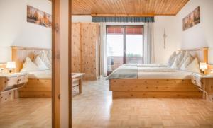 una camera da letto con un letto grande e una finestra di Bio-Bergbauernhof Weger a Dellach