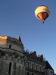 アンボワーズにあるCoté Rempartsの建物上空を飛ぶ熱気球